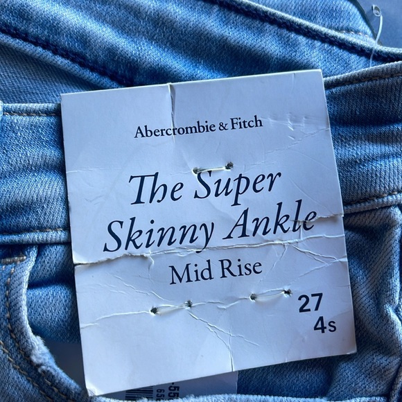 NWT SUPER SKINNY ANKLE JEAN LIGHT WASH RIPPED - Picture 3 of 5